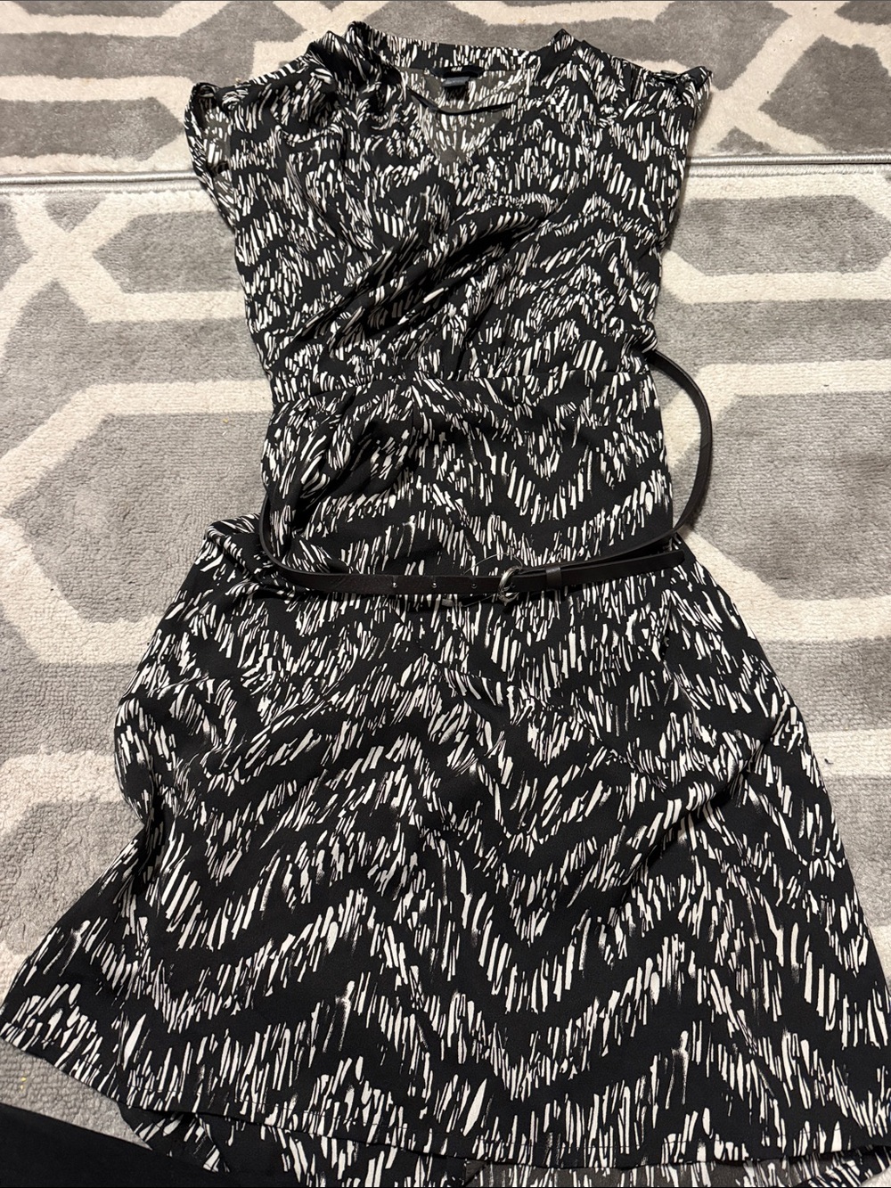 H&M women’s sz 8 black & white print wrap dress w/epaulettes & removable belt
